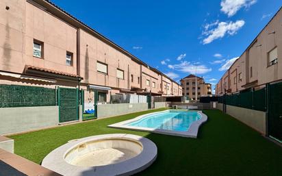 Piscina de Casa adosada en venda en La Pobla de Vallbona amb Aire condicionat, Calefacció i Jardí privat