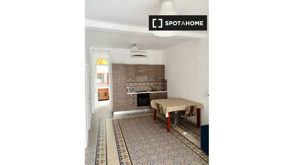 Room in Cortes - Huertas