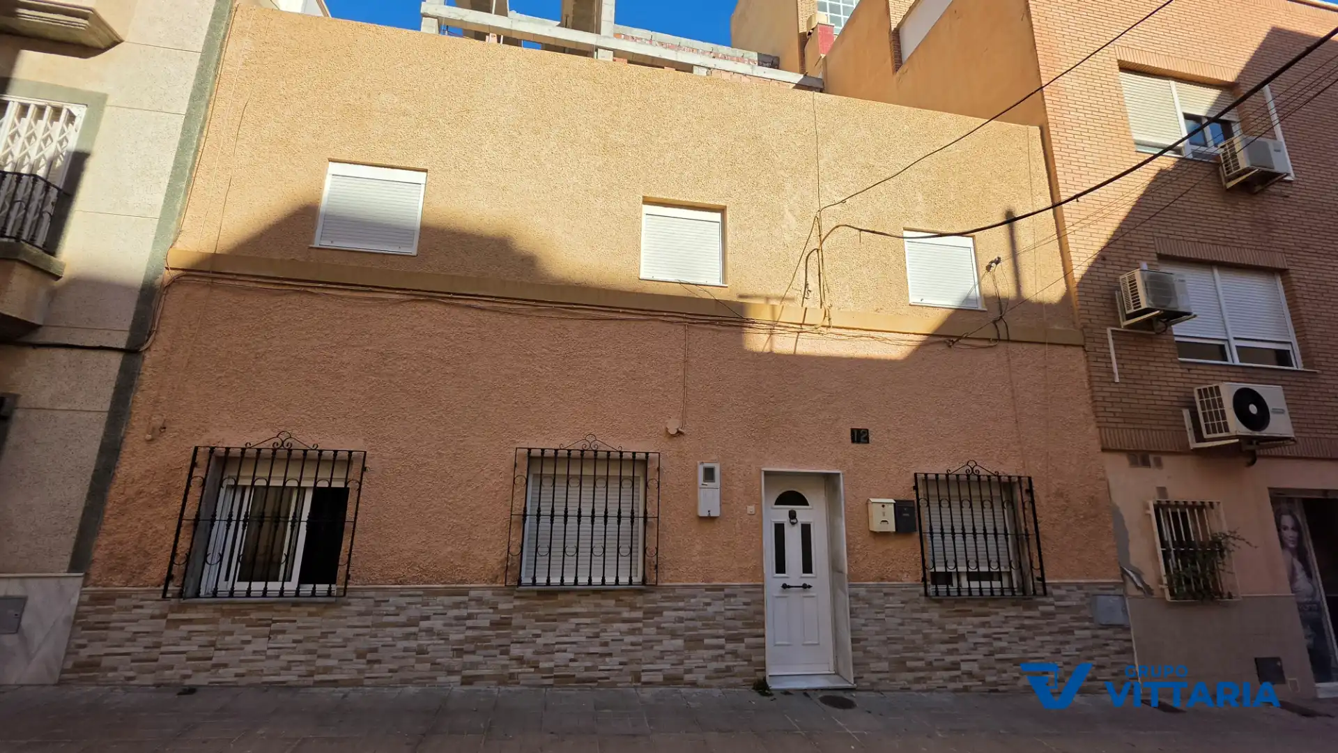 Außenansicht von Einfamilien-Reihenhaus zum Verkauf in  Almería Capital mit Klimaanlage, Heizung und Terrasse