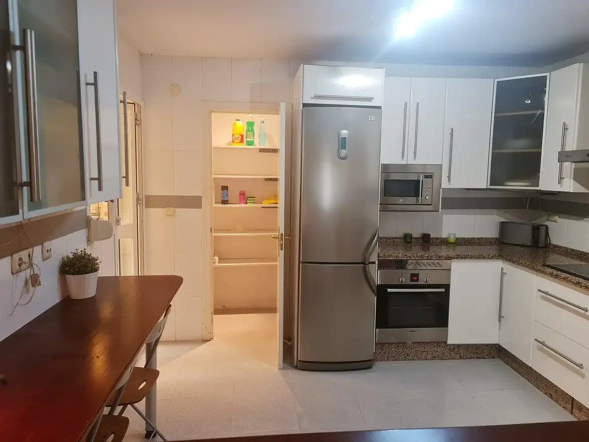 Cuina de Pis de lloguer en Torremolinos amb Aire condicionat i Moblat
