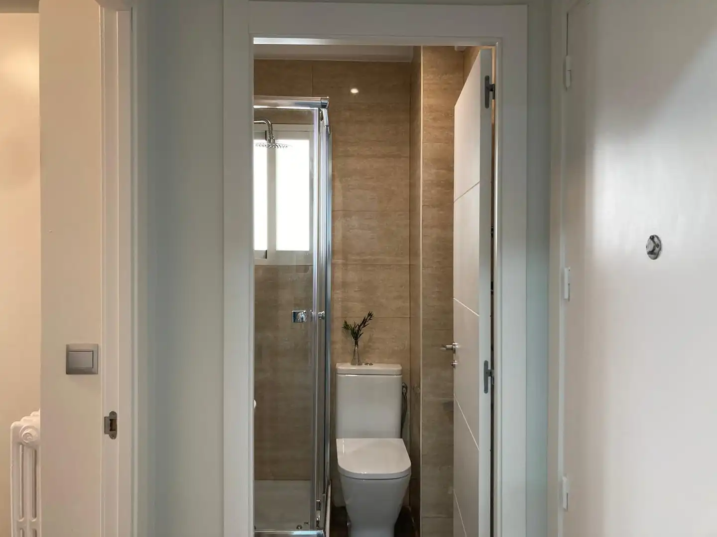 Bany de Apartament de lloguer en Madrid amb Aire condicionat, Calefacció i Moblat