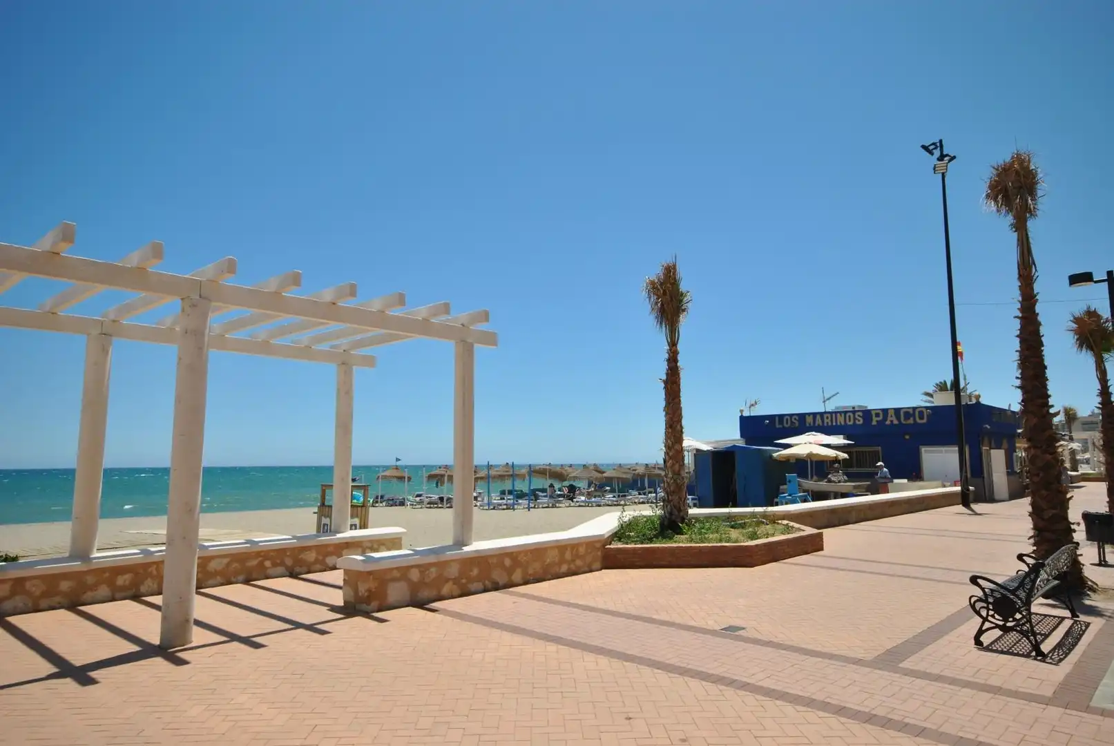 Erdgeschoss zum Verkauf in Fuengirola mit Klimaanlage, Privatgarten und Abstellraum