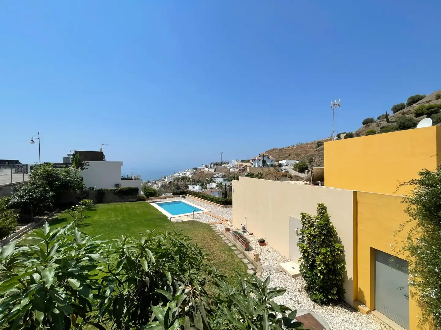Vista exterior de Casa o xalet en venda en Torrox amb Aire condicionat, Jardí privat i Piscina