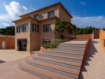 Villa con piscina in vendita a Carrió - La Merced - Los Pinos