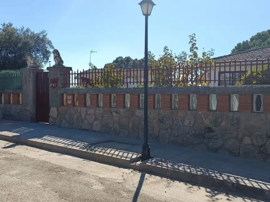 Vista exterior de Casa o xalet en venda en Cardiel de los Montes amb Aire condicionat, Terrassa i Piscina