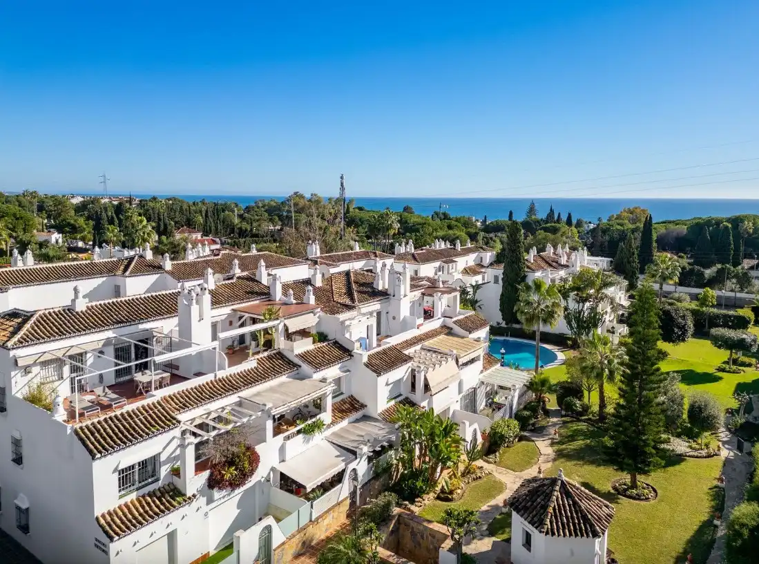 Vista exterior de Dúplex en venda en Marbella amb Aire condicionat, Calefacció i Jardí privat