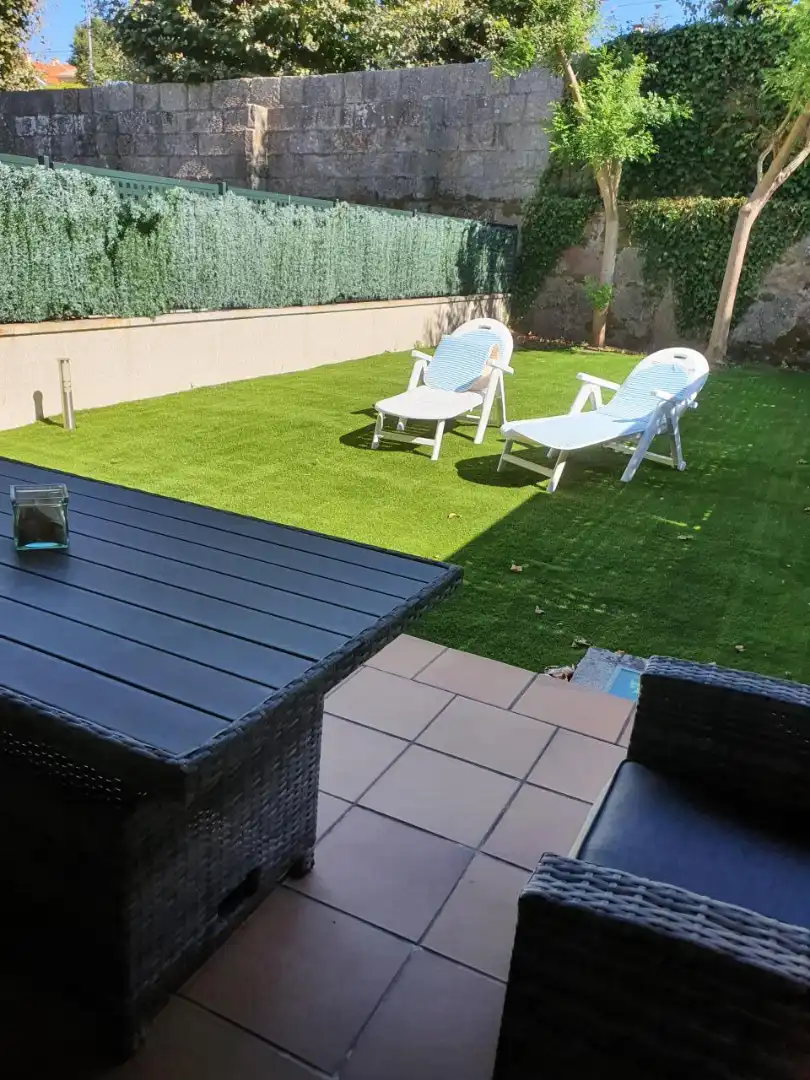 Terrassa de Casa adosada en venda en Vigo  amb Calefacció, Jardí privat i Moblat