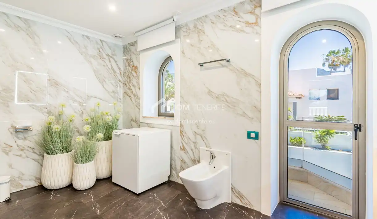 Baño de Casa o chalet en venta en Adeje con Jardín privado, Terraza y Trastero