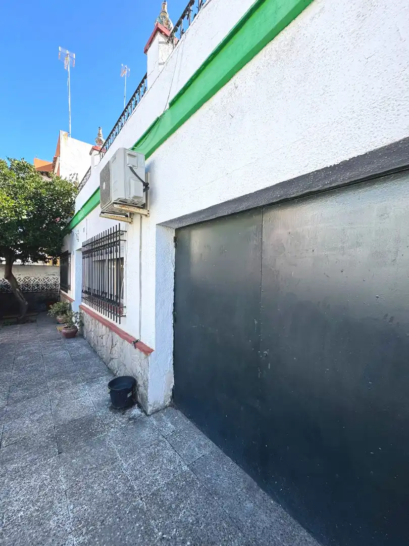 Vista exterior de Casa adosada en venda en El Puerto de Santa María amb Jardí privat i Terrassa