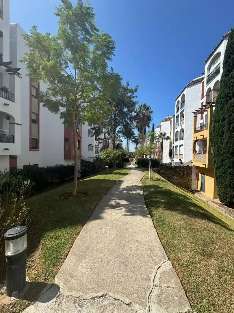 Vista exterior de Àtic en venda en Zahara de los Atunes amb Aire condicionat, Jardí privat i Traster