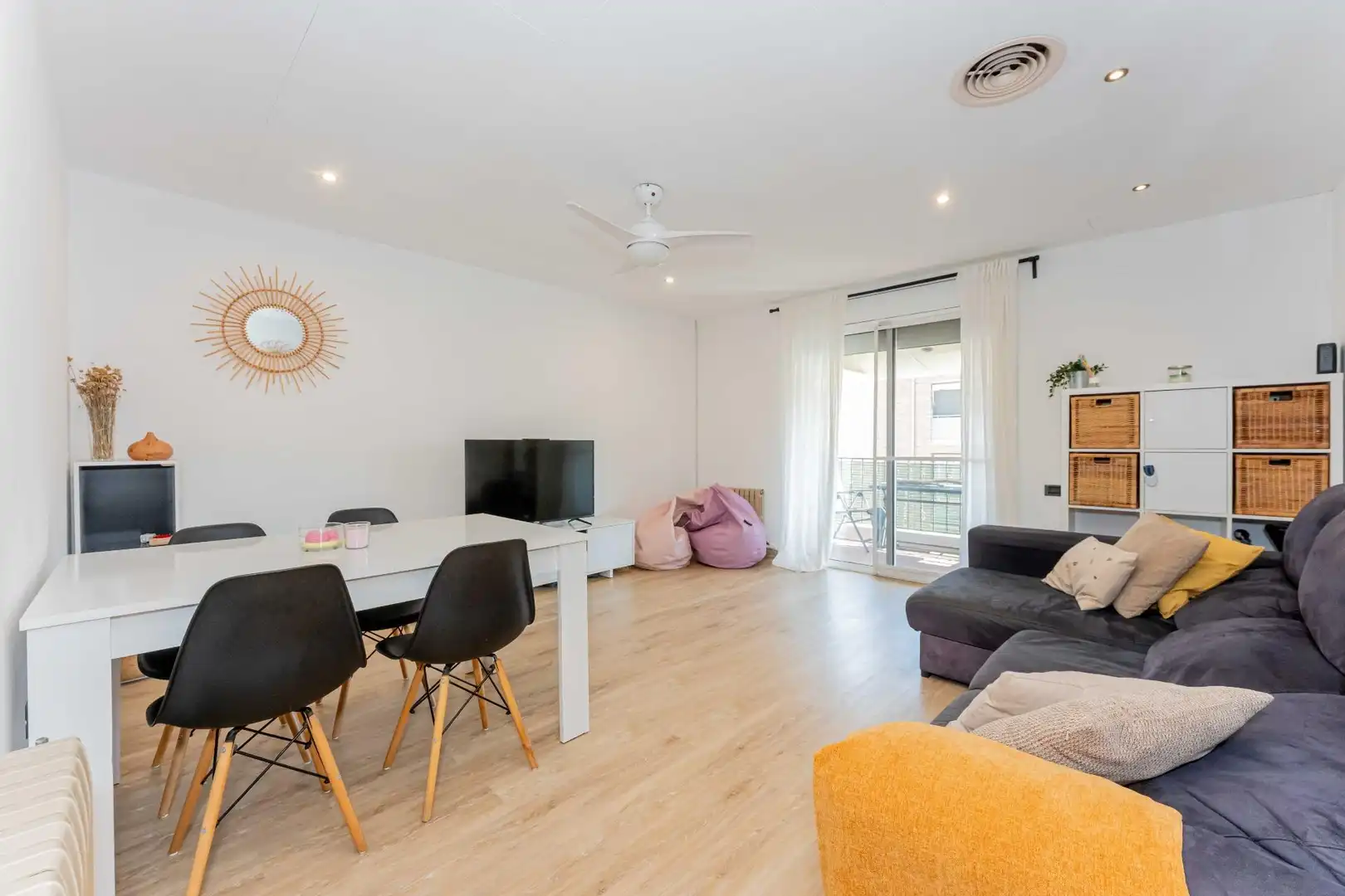 Living room of Flat for sale in Castelldefels  with Air Conditioner, Heating and Parquet flooring