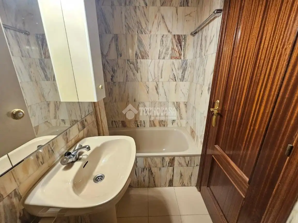 Badezimmer von Dachboden zum Verkauf in Madrid mit Heizung, Terrasse und Balkon