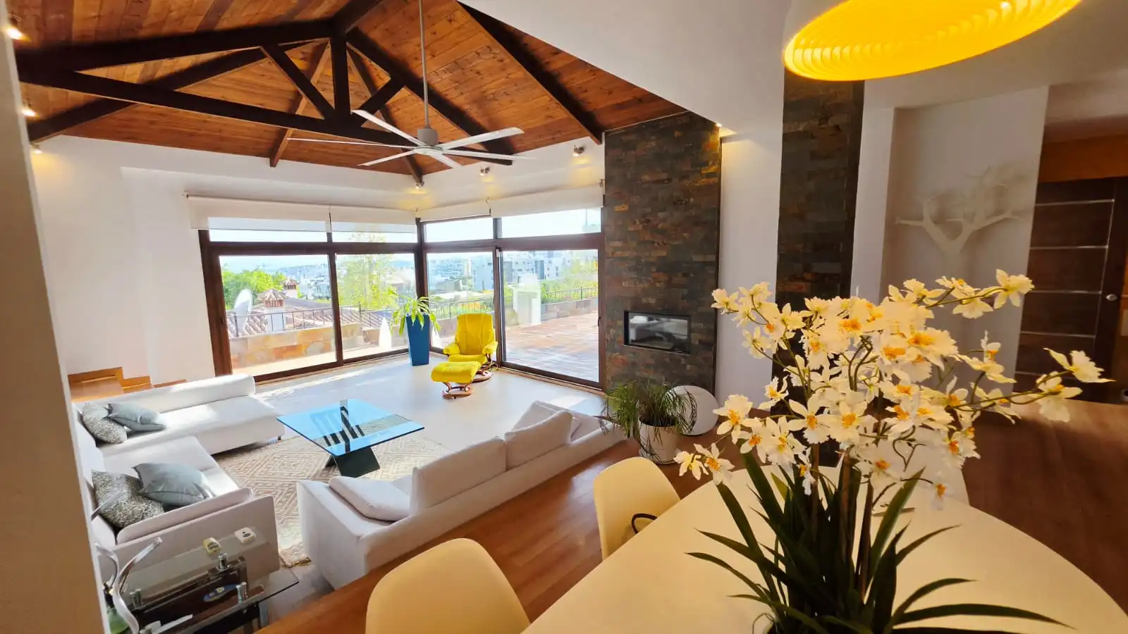 Sala d'estar de Casa o xalet en venda en Fuengirola amb Aire condicionat, Jardí privat i Terrassa