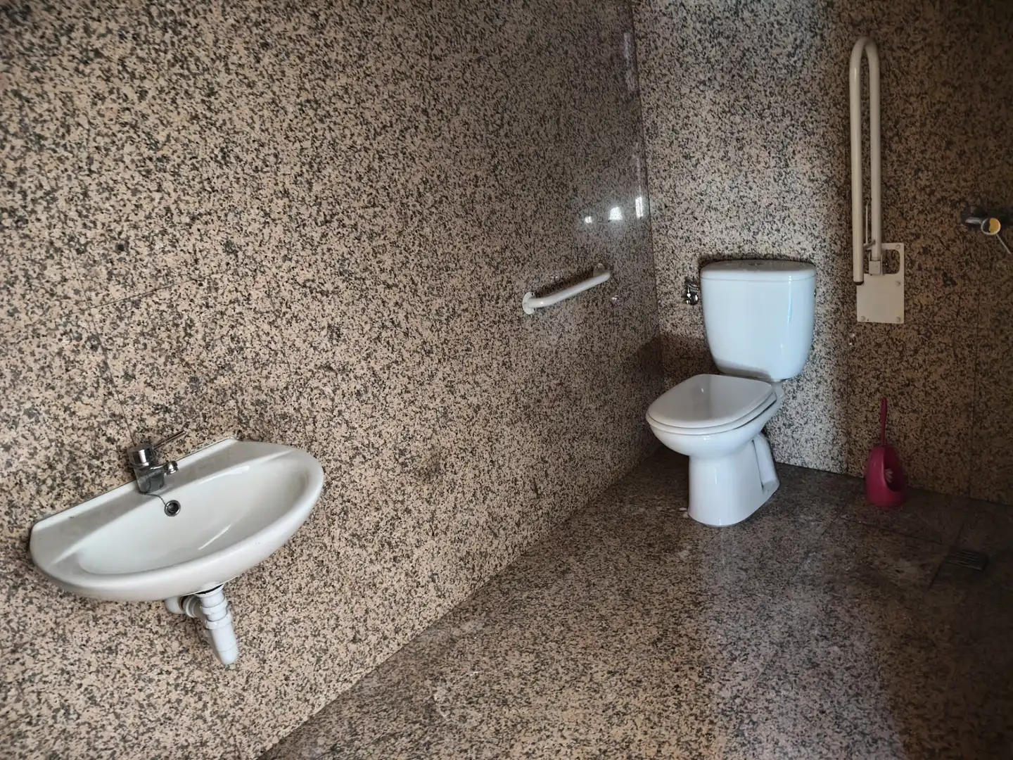 Badezimmer von Fabrikhallen zum Verkauf in Illescas