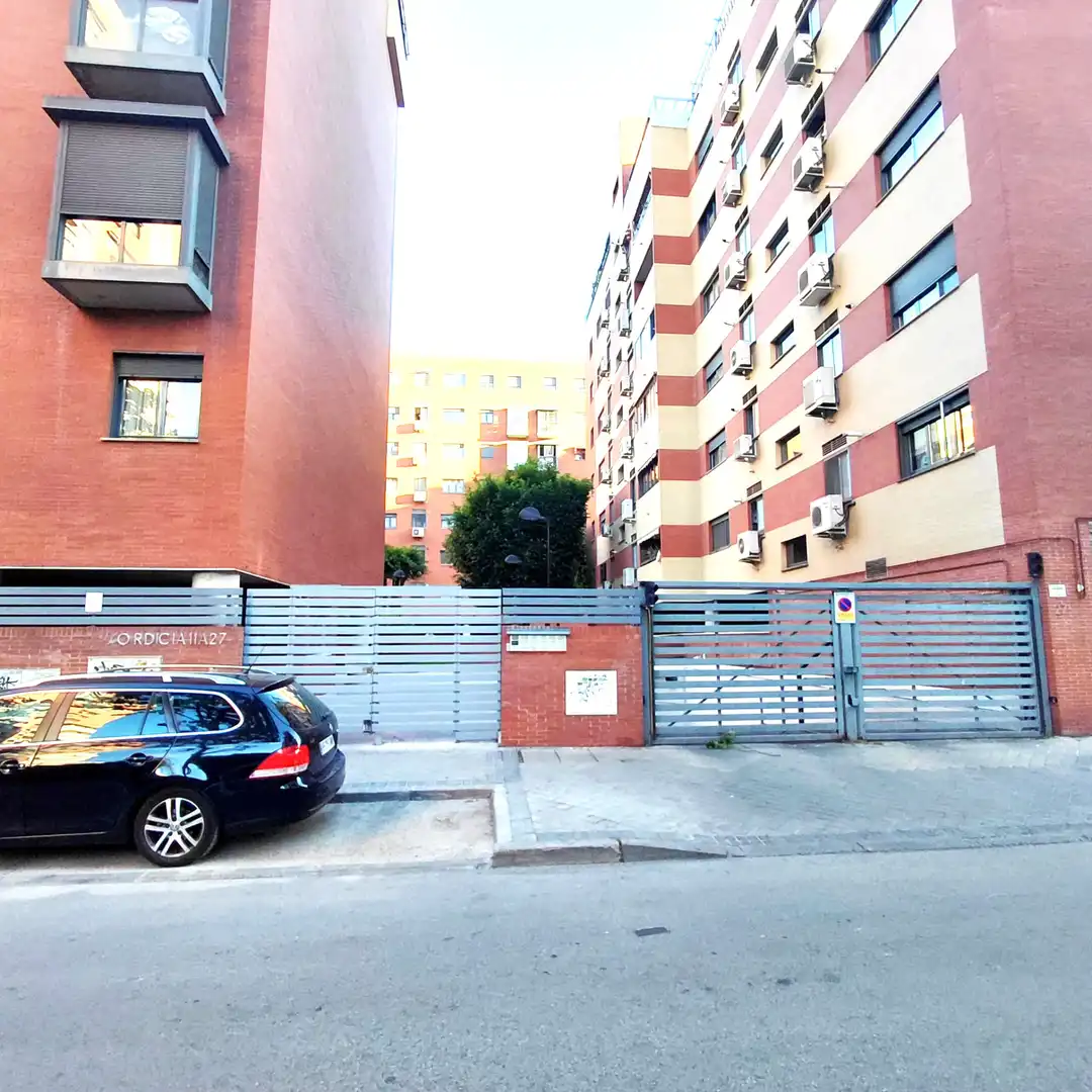Parking de Piso en venta en Madrid con Aire acondicionado, Calefacción y Jardín privado