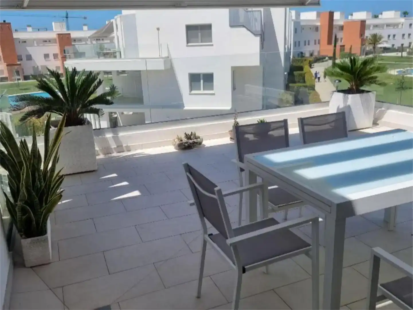 Terrasse von Wohnungen zur Miete in Chipiona mit Klimaanlage, Privatgarten und Schwimmbad