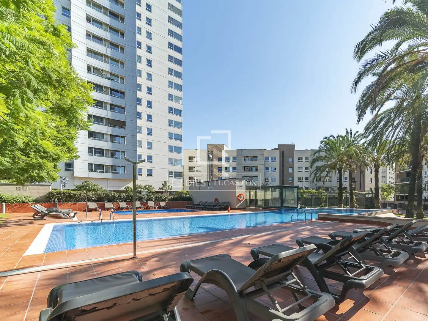 Schwimmbecken von Wohnung zum Verkauf in Barcelona mit Klimaanlage, Heizung und Privatgarten