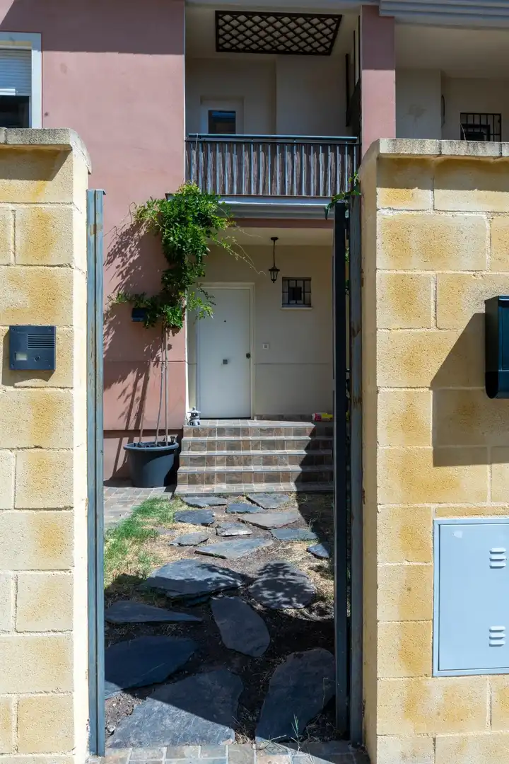 Casa adosada en venda en San Juan de Aznalfarache amb Aire condicionat, Jardí privat i Terrassa