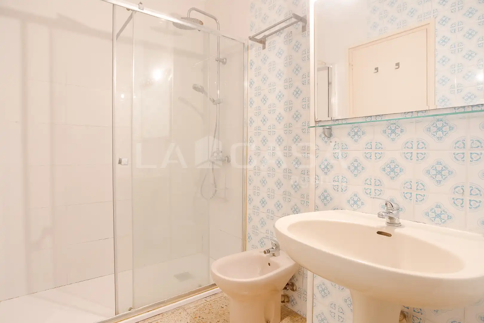 Badezimmer von Wohnung zum Verkauf in Barcelona mit Balkon