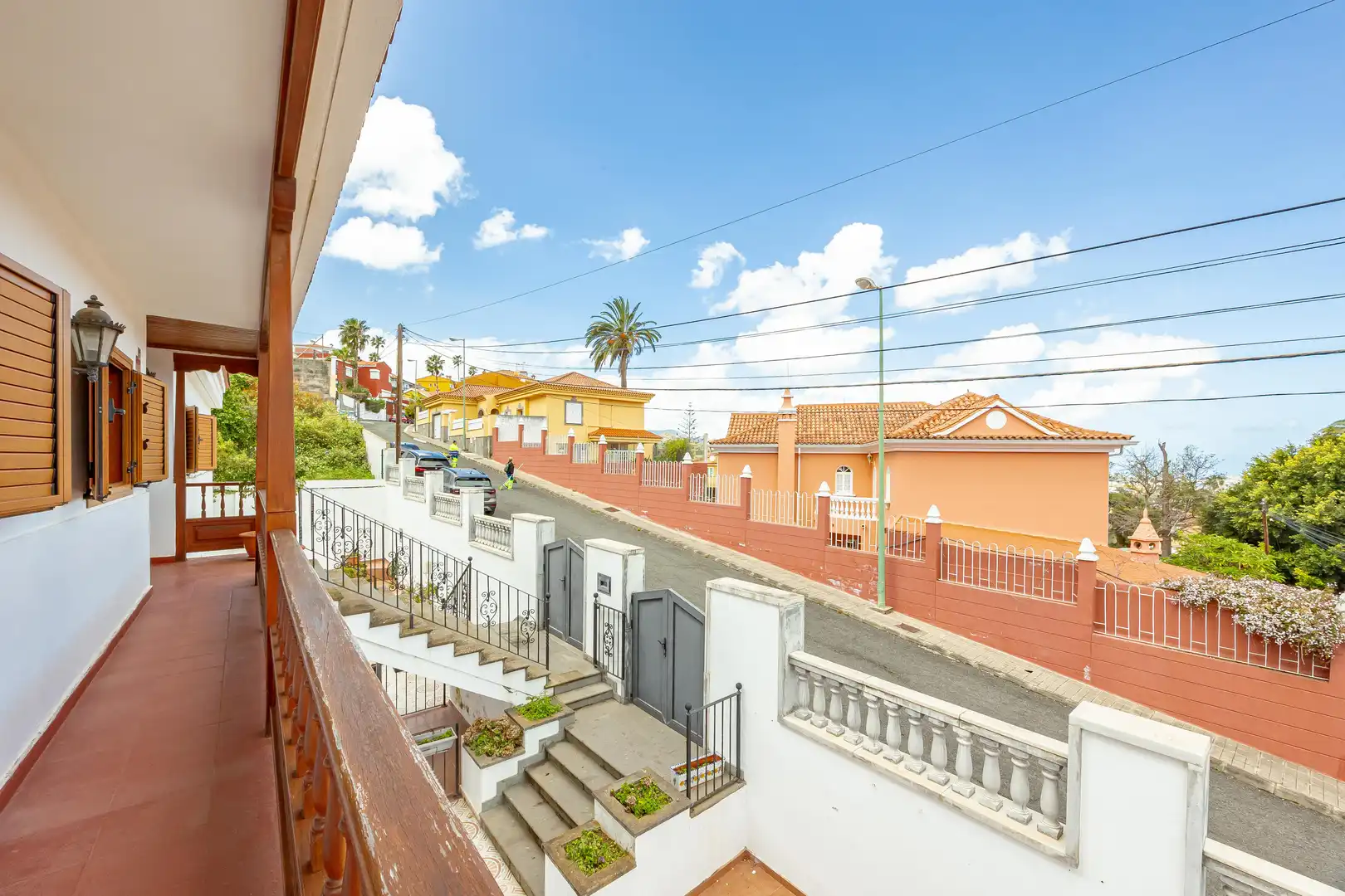Vista exterior de Casa o xalet en venda en Las Palmas de Gran Canaria amb Aire condicionat, Jardí privat i Terrassa
