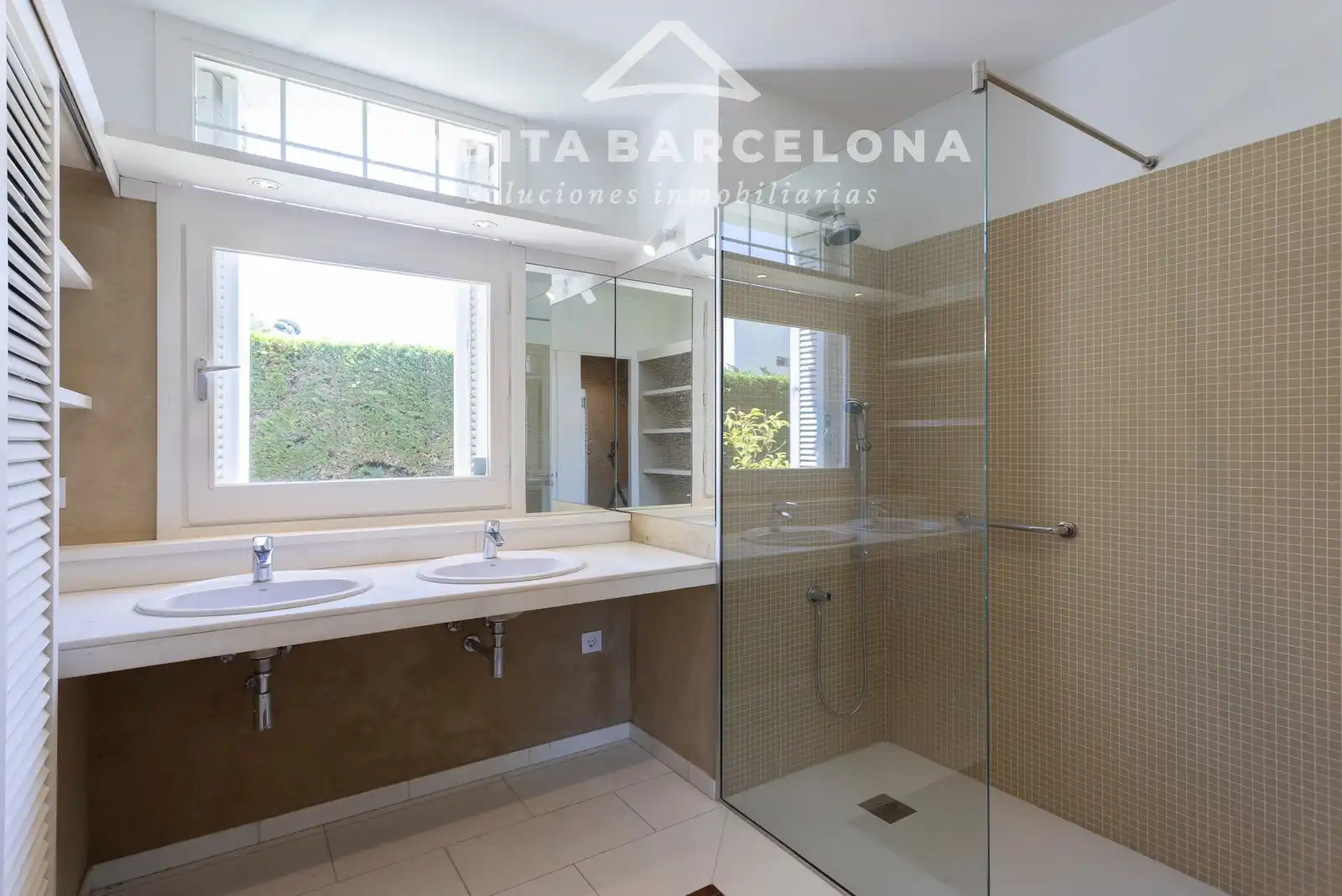 Bany de Casa o xalet de lloguer en Barcelona amb Aire condicionat, Calefacció i Jardí privat