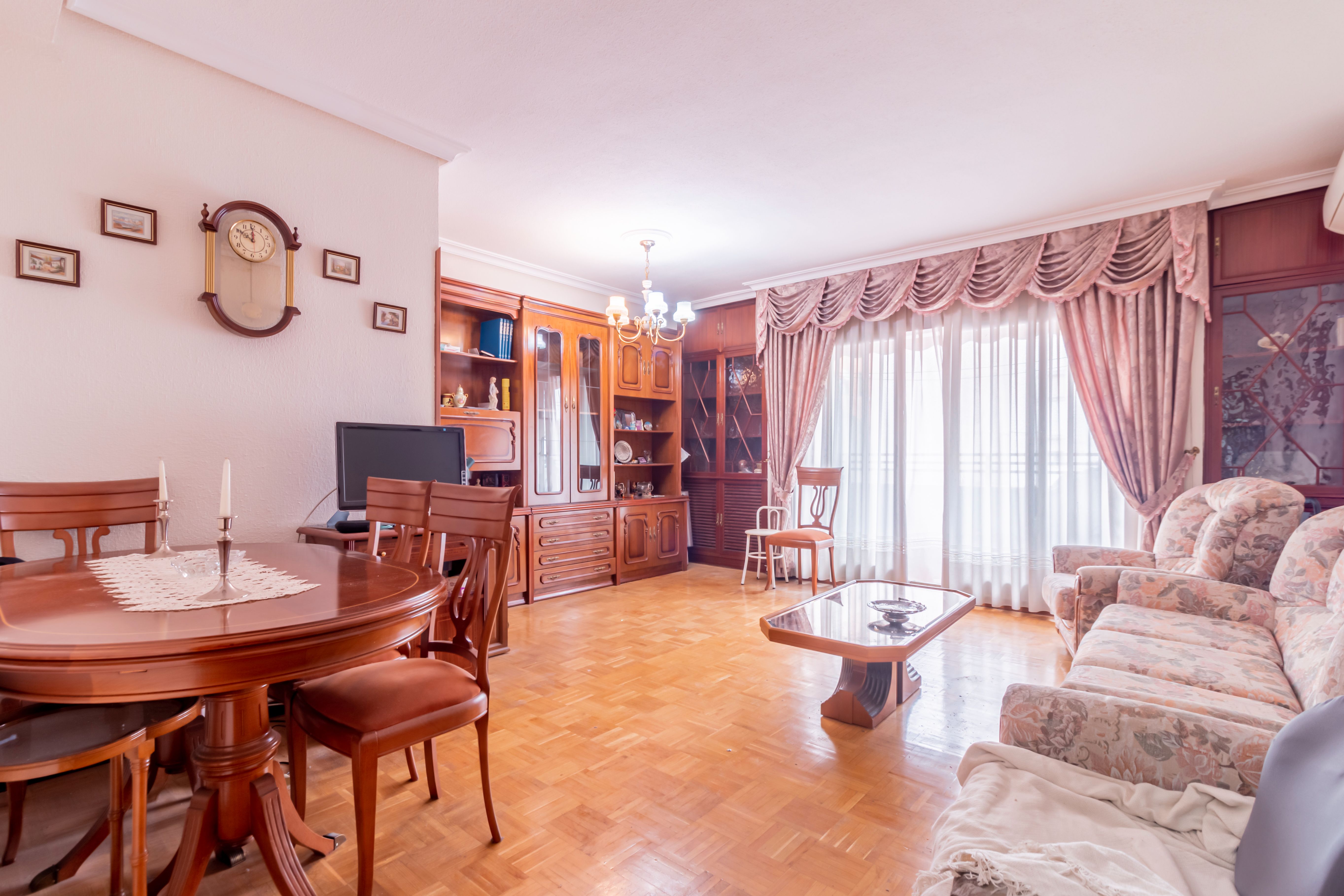 Sala de estar de Piso en venta en  Madrid Capital con Calefacción, Terraza y Trastero