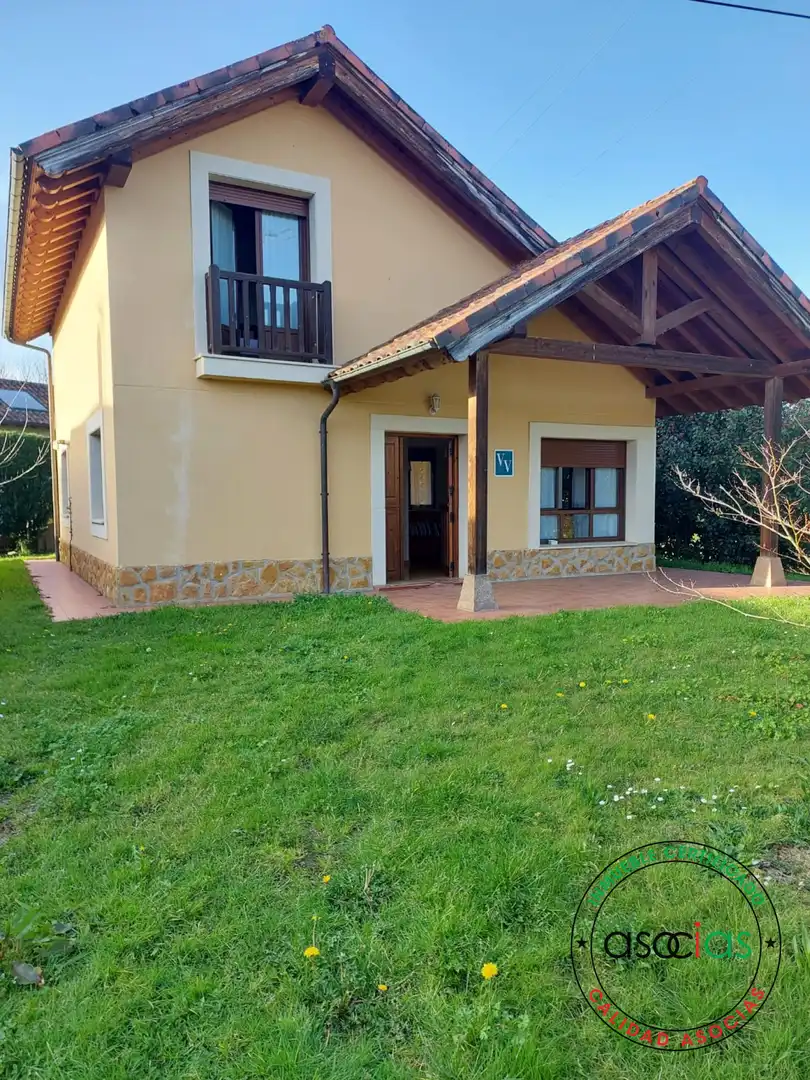 Vista exterior de Casa o xalet en venda en Parres amb Calefacció, Jardí privat i Terrassa