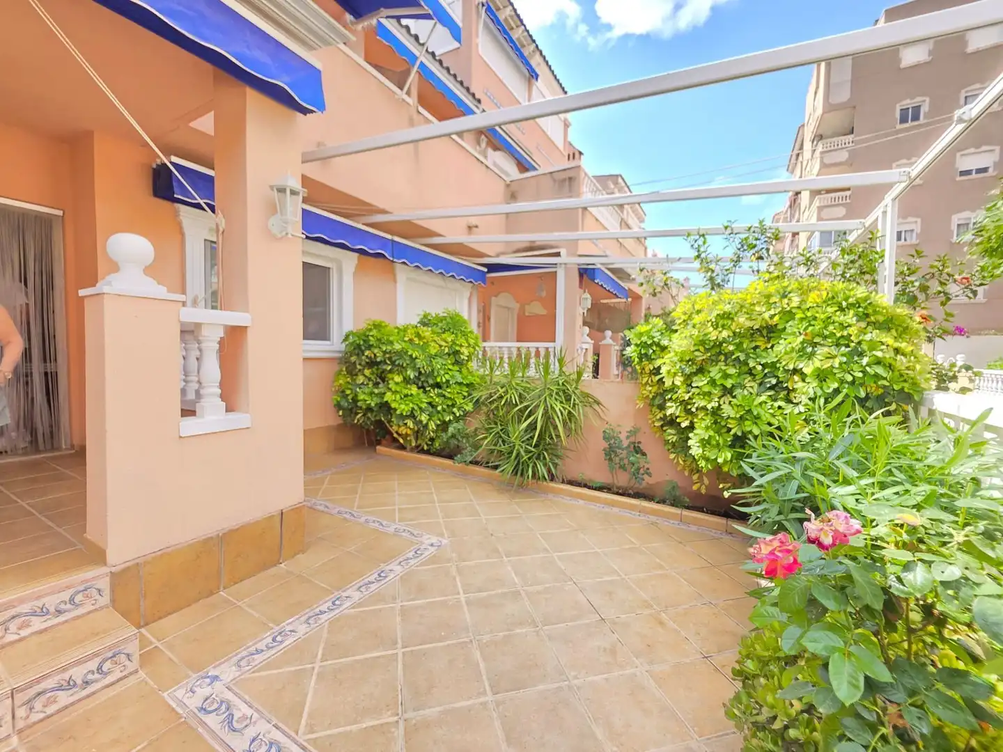 Terrasse von Einfamilien-Reihenhaus zum Verkauf in Santa Pola mit Klimaanlage, Terrasse und Möbliert