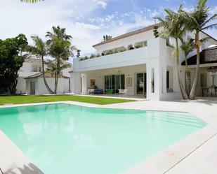 Vista exterior de Casa o xalet de lloguer en Marbella amb Aire condicionat, Calefacció i Jardí privat