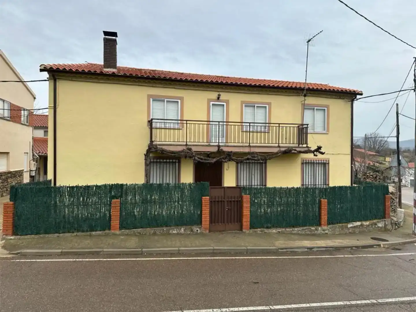 Vista exterior de Casa o xalet en venda en El Cabaco  amb Balcó