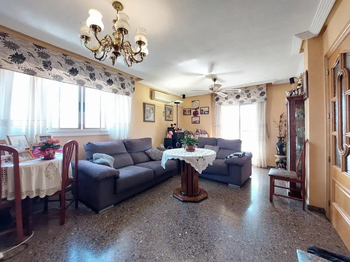 Sala d'estar de Pis en venda en Elda amb Aire condicionat i Terrassa