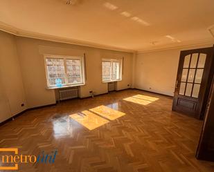 Living room of Flat for sale in Salamanca Capital  with Heating, Parquet flooring and Balcony