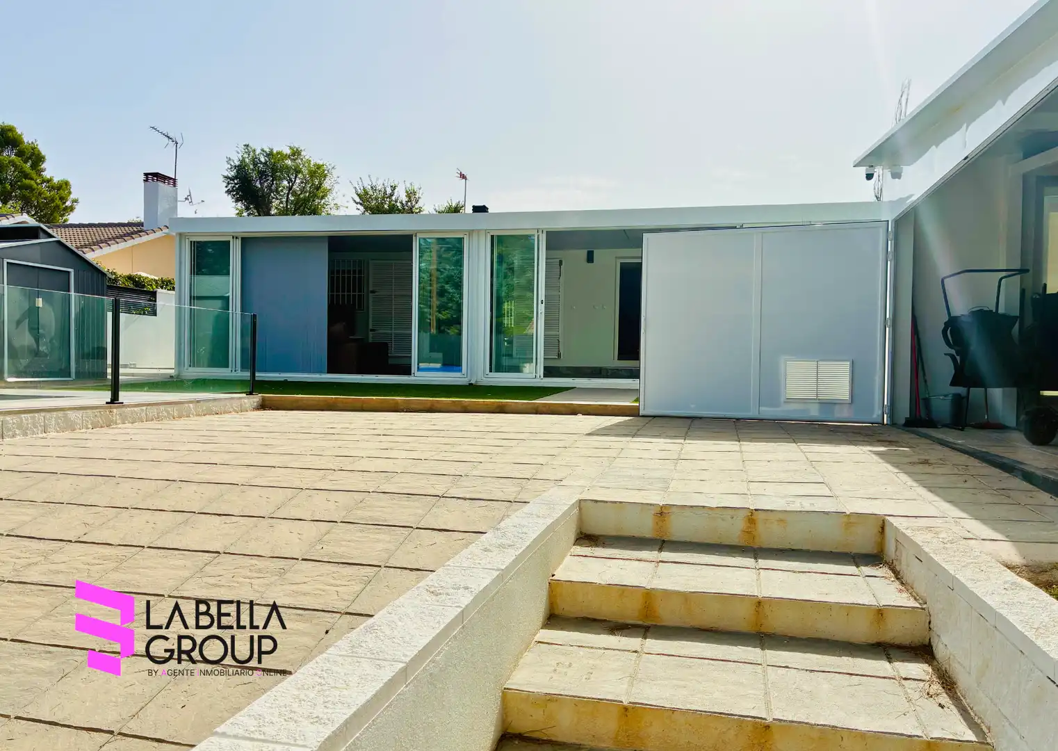 Vista exterior de Casa o xalet en venda en Nuevo Baztán amb Aire condicionat, Calefacció i Jardí privat