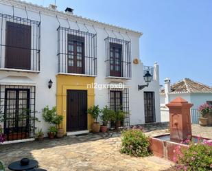 Vista exterior de Casa adosada en venda en Marbella amb Aire condicionat, Terrassa i Piscina comunitària