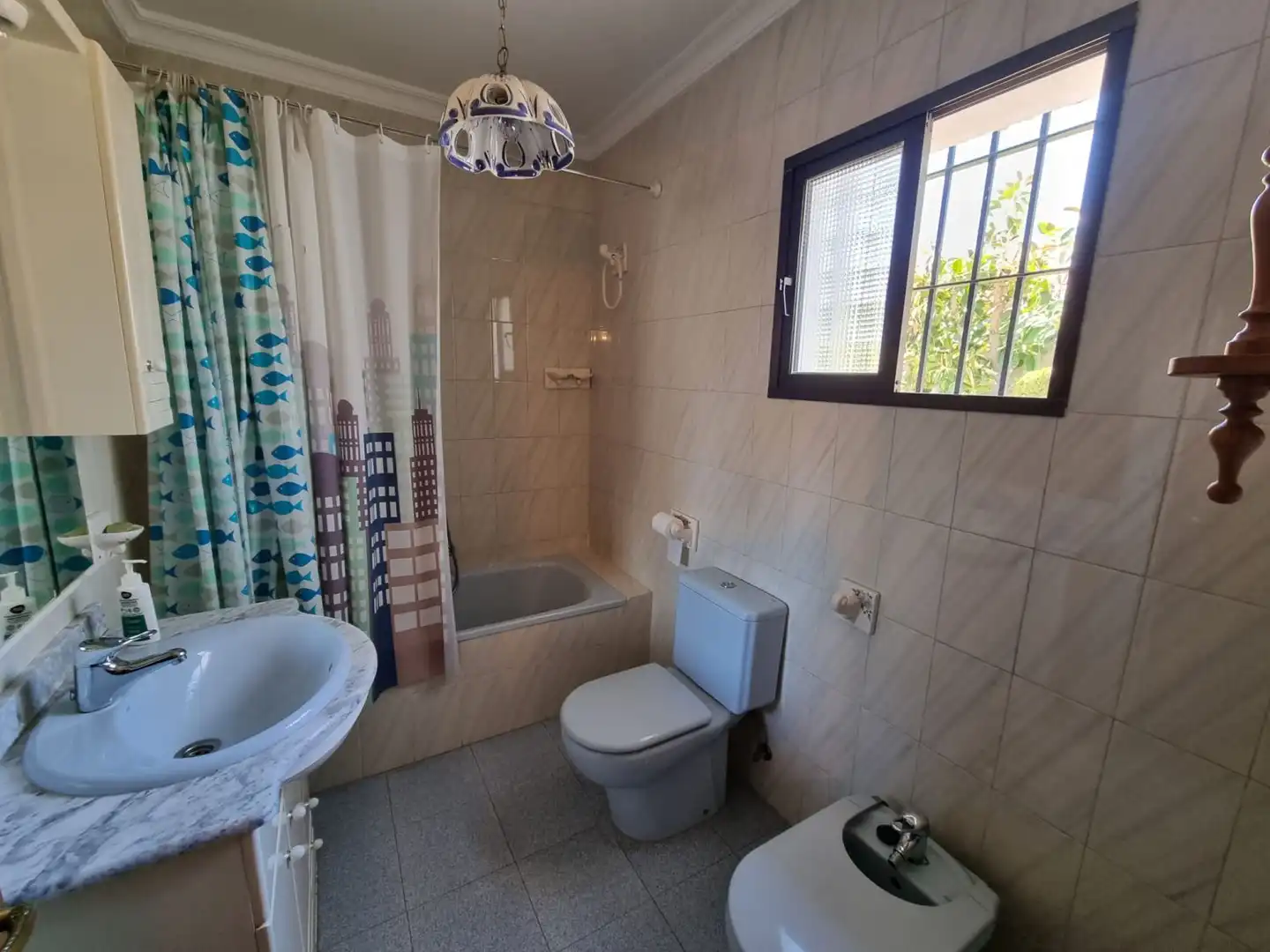 Bany de Casa o xalet en venda en Fuengirola amb Jardí privat, Terrassa i Traster