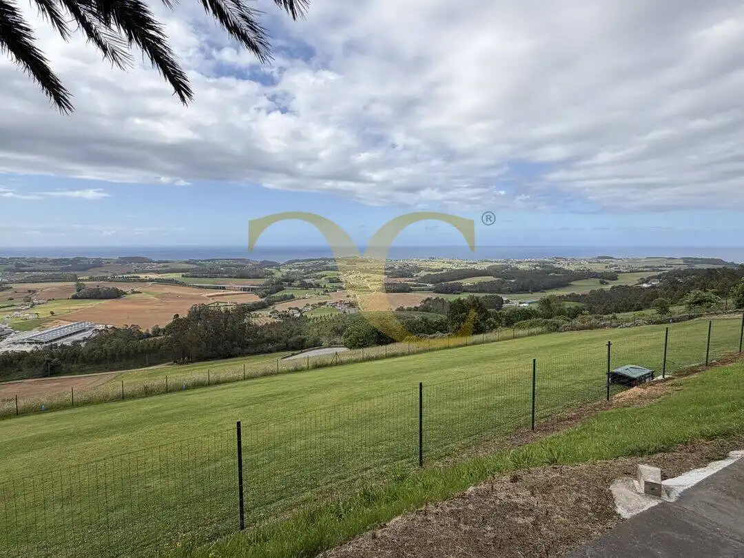Casa o xalet en venda en Navia amb Calefacció, Jardí privat i Traster