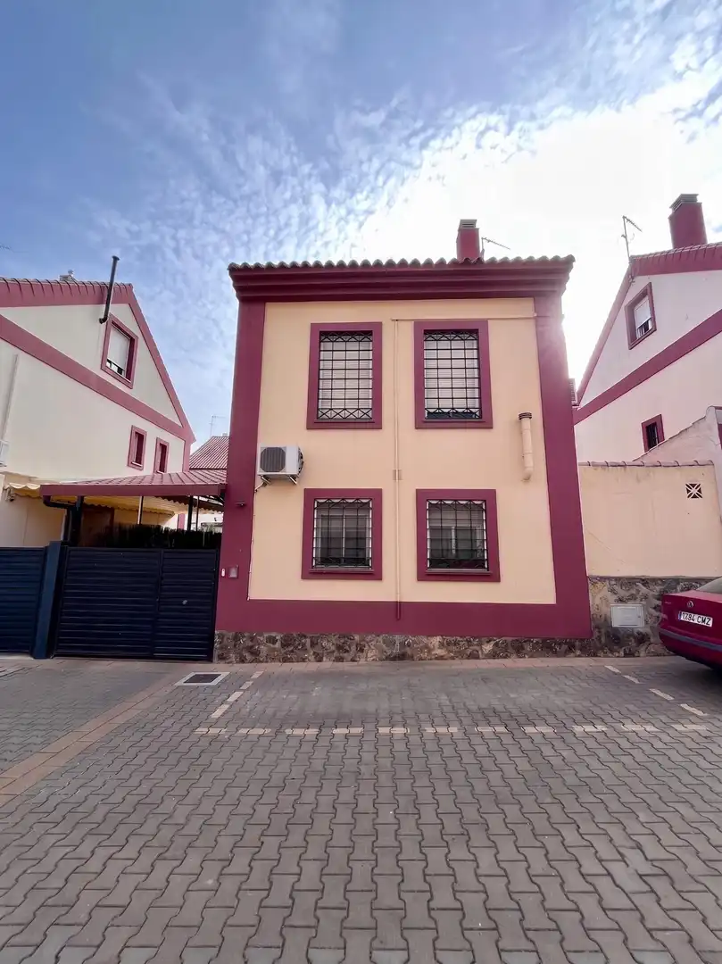 Vista exterior de Casa o chalet en venta en Montequinto con Aire acondicionado, Calefacción y Jardín privado