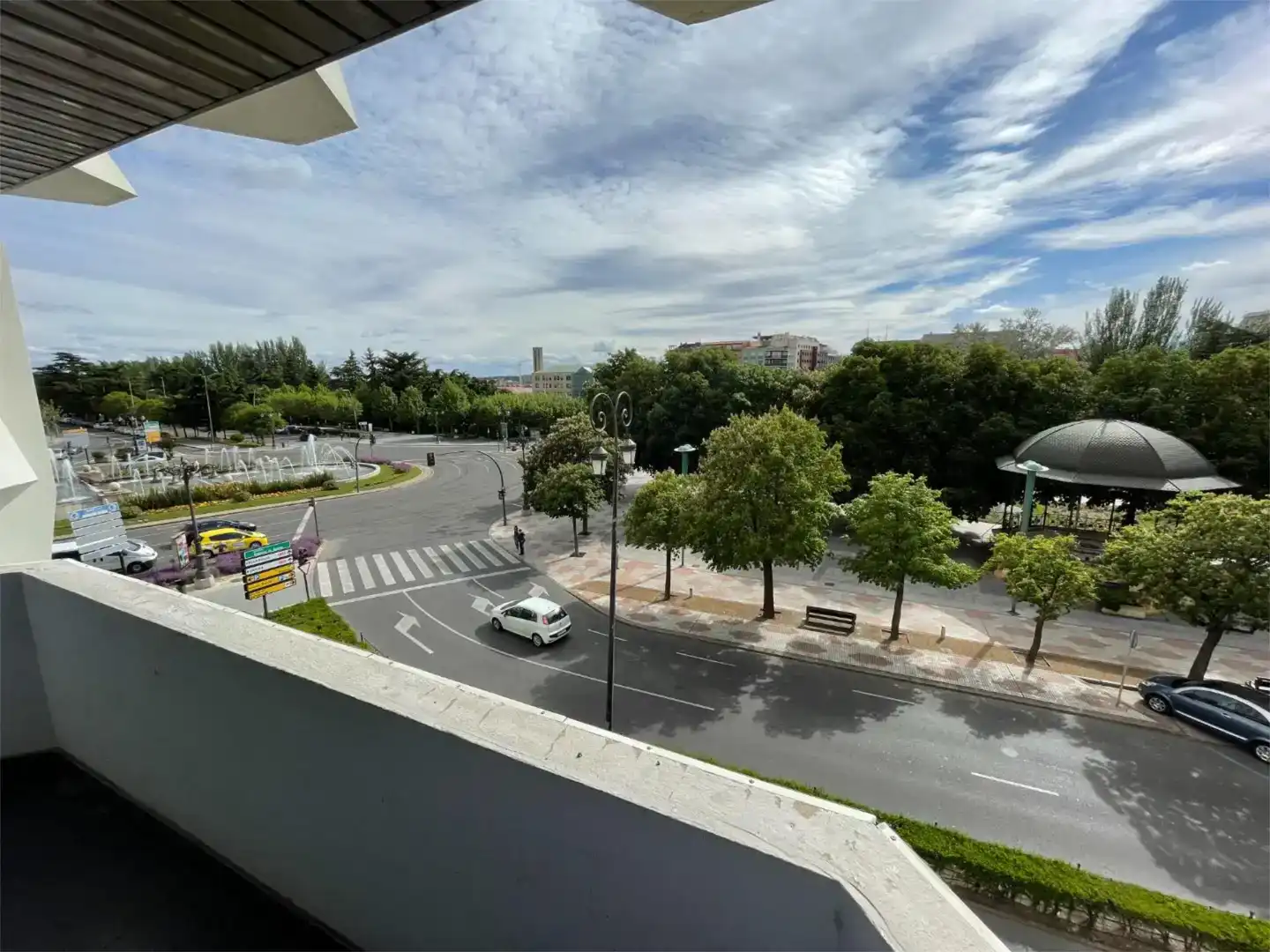 Vista exterior de Piso en venta en León Capital  con Parquet, Trastero y Piscina
