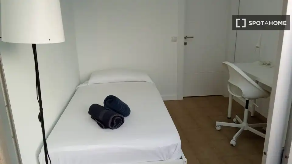 Habitación de Piso para compartir en Almería con Aire acondicionado, Calefacción y Amueblado
