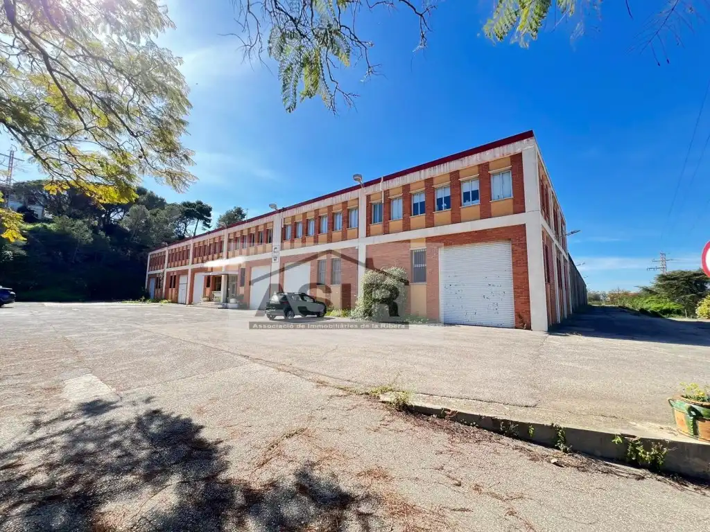 Außenansicht von Fabrikhallen zum Verkauf in Alzira