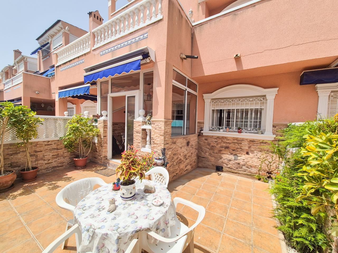 Garten von Einfamilien-Reihenhaus zum Verkauf in Santa Pola mit Privatgarten, Terrasse und Möbliert