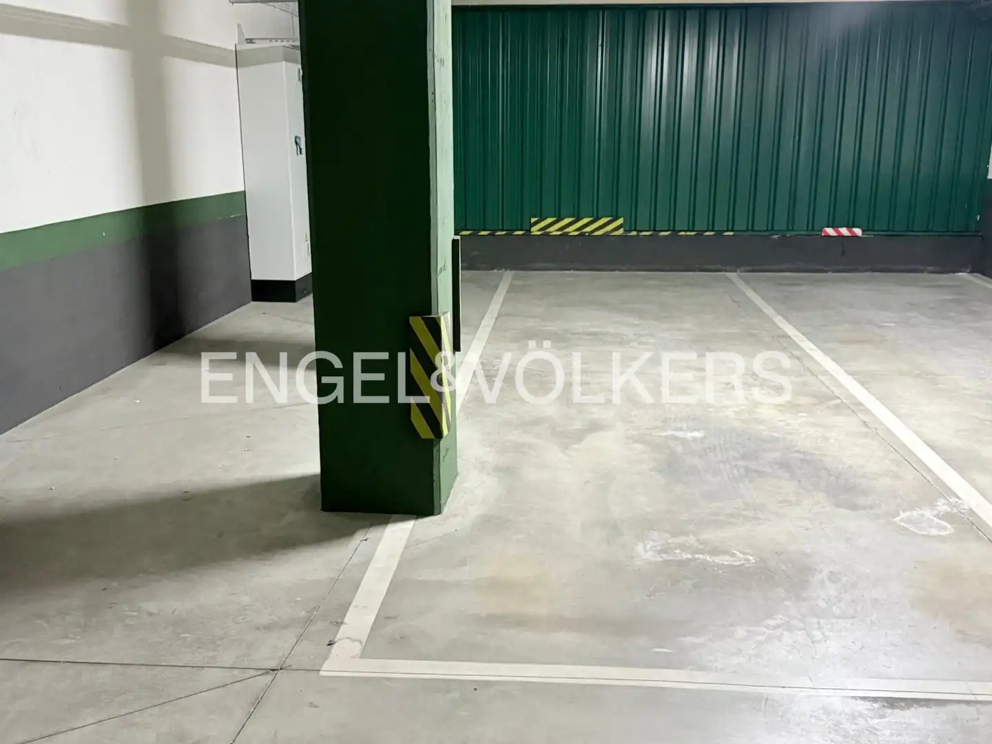 Parking de Piso en venta en Madrid con Aire acondicionado, Calefacción y Jardín privado
