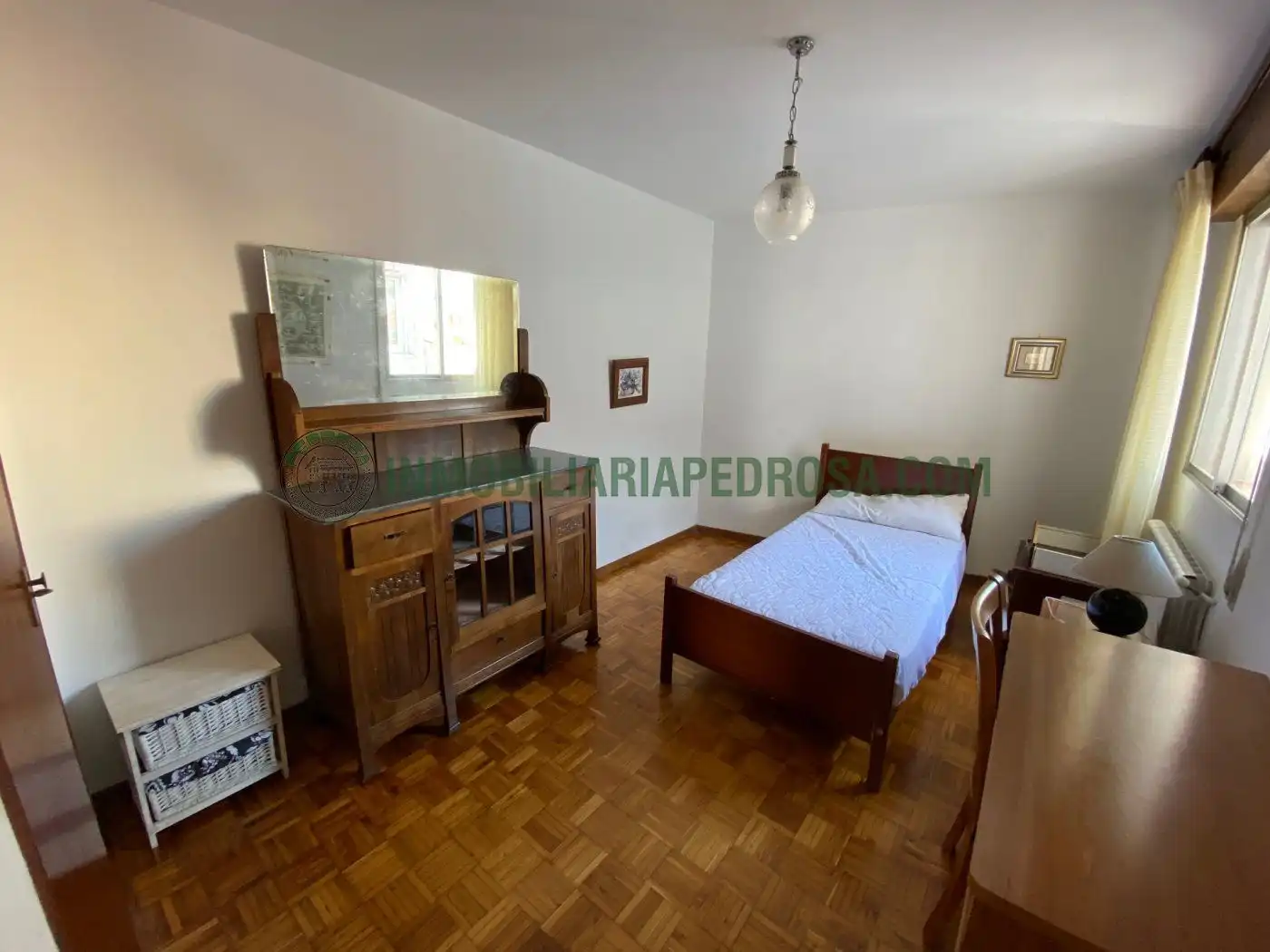 Schlafzimmer von Wohnung zur Miete in Pontevedra Capital  mit Heizung, Parkett und Möbliert