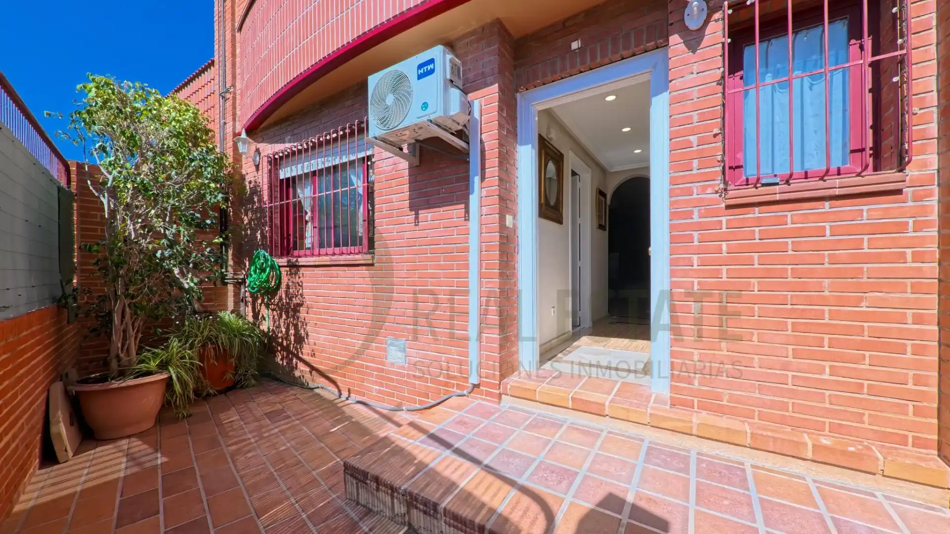 Vista exterior de Casa adosada en venda en Alicante / Alacant amb Calefacció, Jardí privat i Terrassa