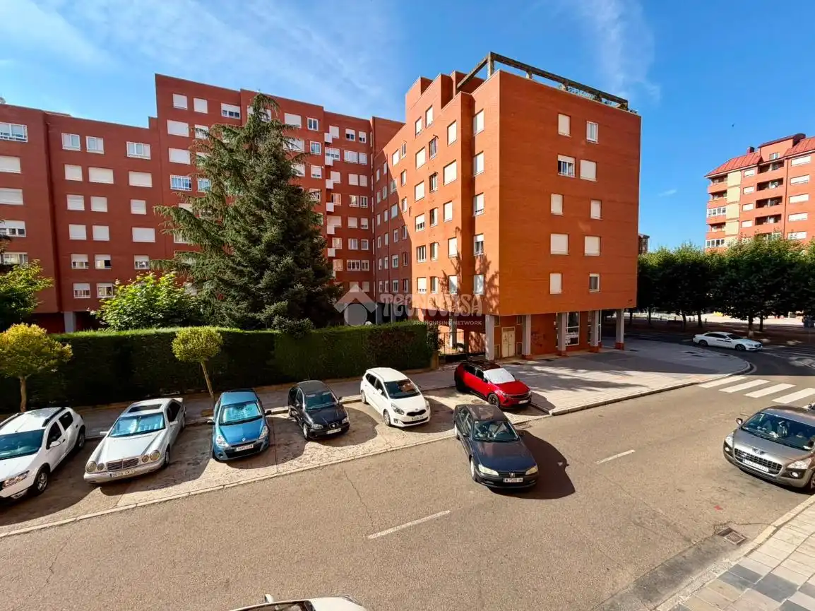 Vista exterior de Piso en venta en León Capital  con Calefacción, Parquet y Trastero