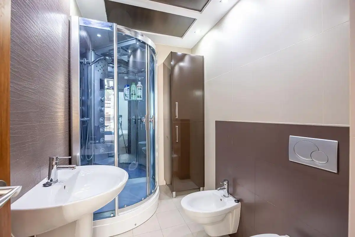 Bathroom of Flat for sale in Granada  with Air Conditioner, Terrace and Balcony