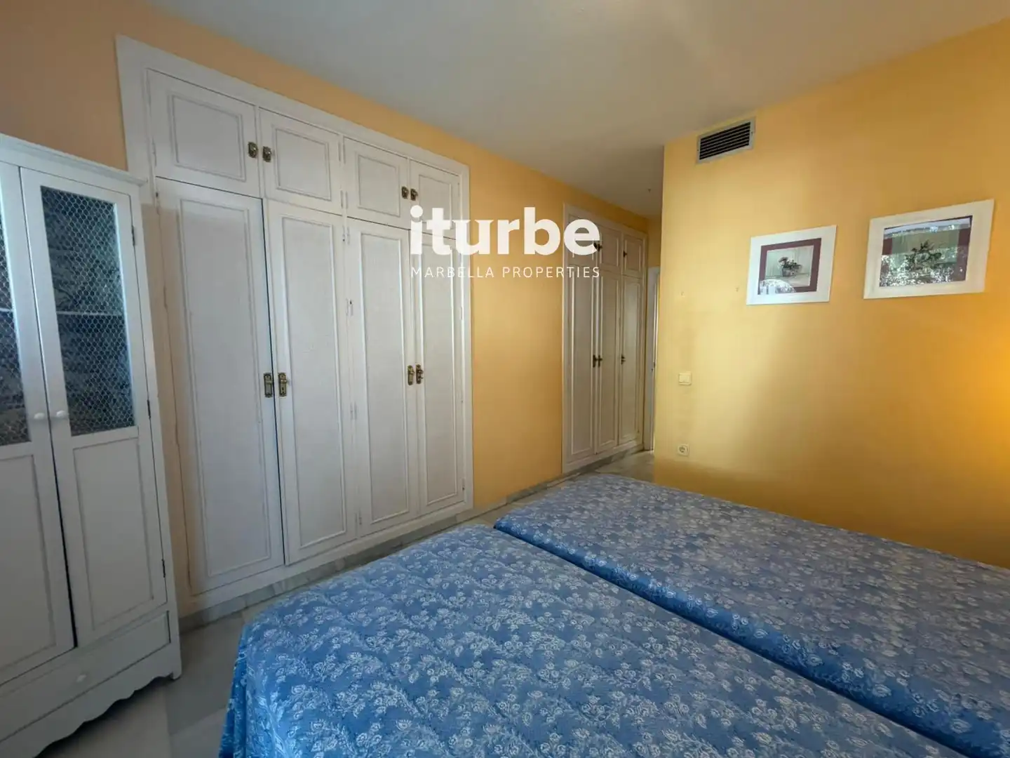 Habitación de Piso de alquiler en Marbella con Aire acondicionado, Terraza y Piscina