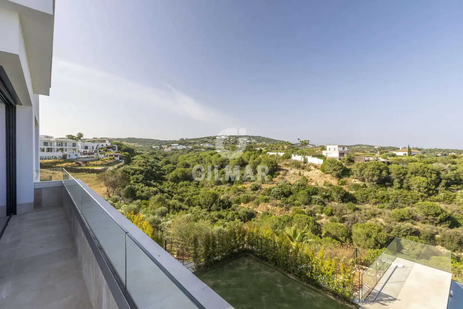 Vista exterior de Casa o xalet en venda en Sotogrande amb Calefacció, Jardí privat i Piscina
