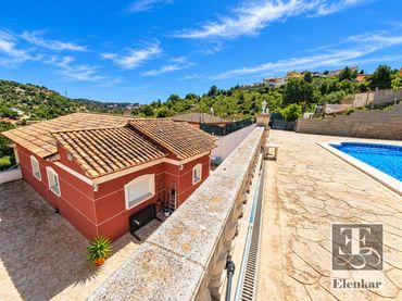Xalet amb piscina en venda a Los Jardines-Els Rosers