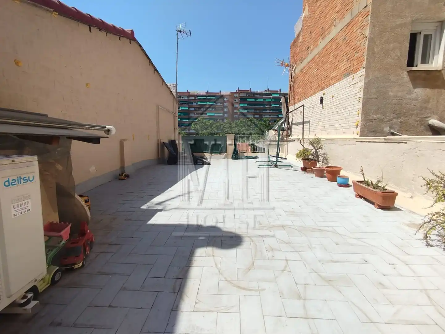 Terrasse von Einfamilien-Reihenhaus zum Verkauf in Badalona mit Klimaanlage, Heizung und Parkett